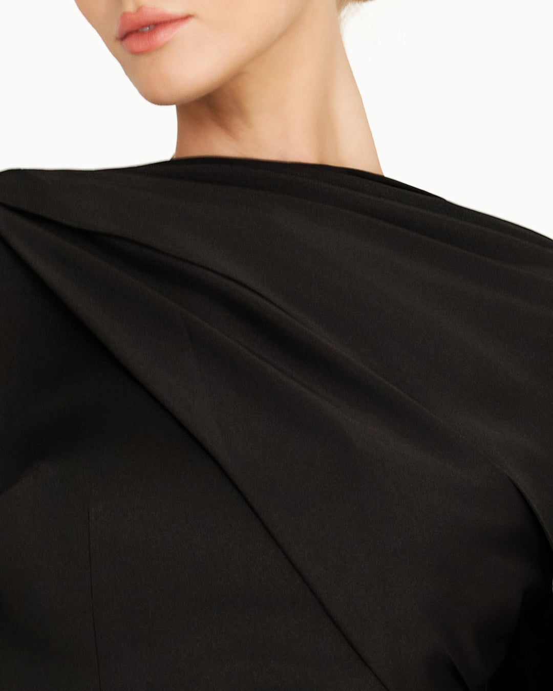 فستان سهرة طويل بأكمام واسعة مزين باللؤلؤ – نواريل