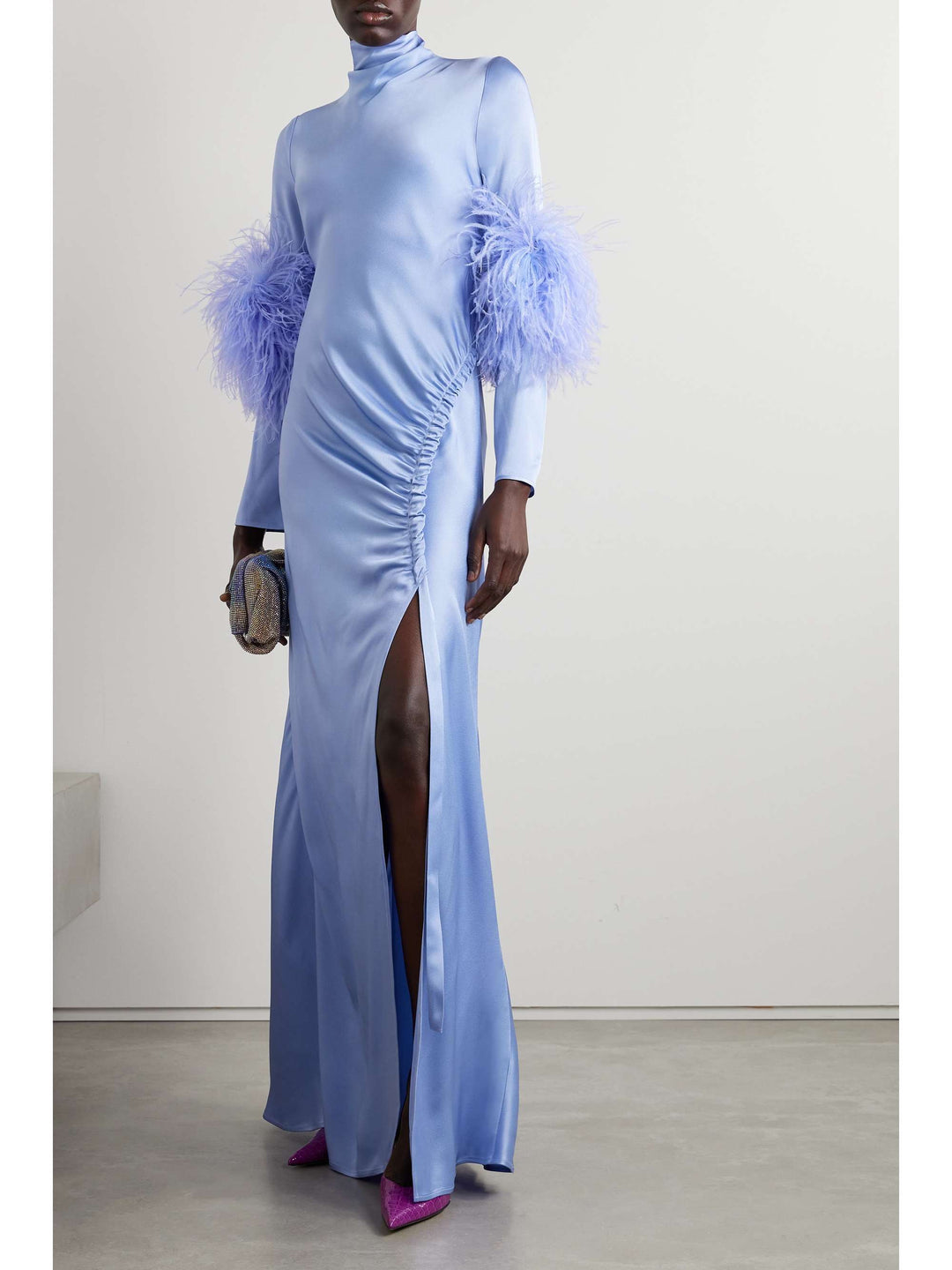 فستان ساتان بأكمام من الريش وشق مكشكش – إيميرالد فلير