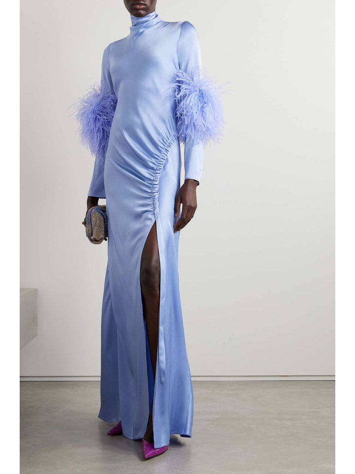 فستان ساتان بأكمام من الريش وشق مكشكش – إيميرالد فلير