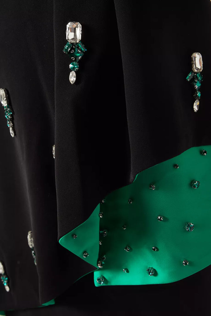 فستان مطرز غير متماثل بتفاصيل من الساتان الزمردي – نوير