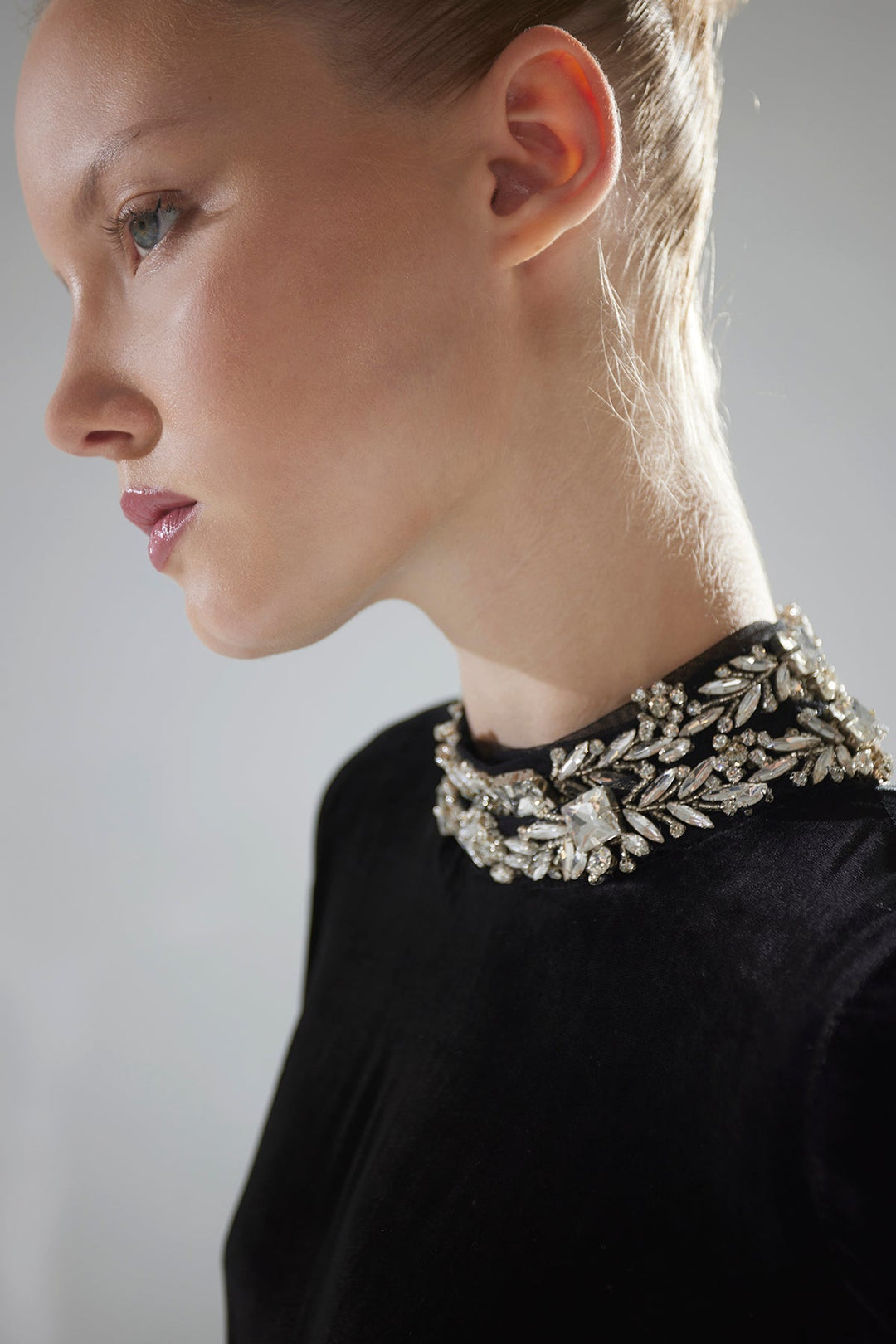 فستان سهرة مخملي طويل الأكمام بتصميم عمودي مع ياقة مرصعة بالكريستال – نوار