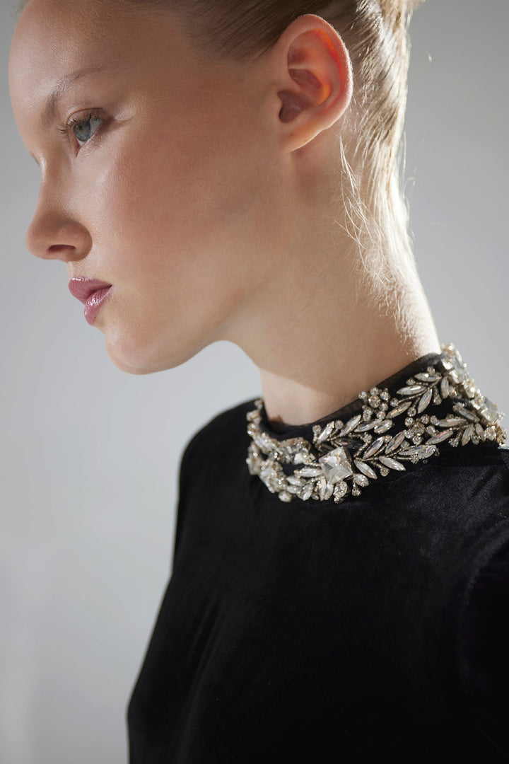 فستان سهرة مخملي طويل الأكمام بتصميم عمودي مع ياقة مرصعة بالكريستال – نوار