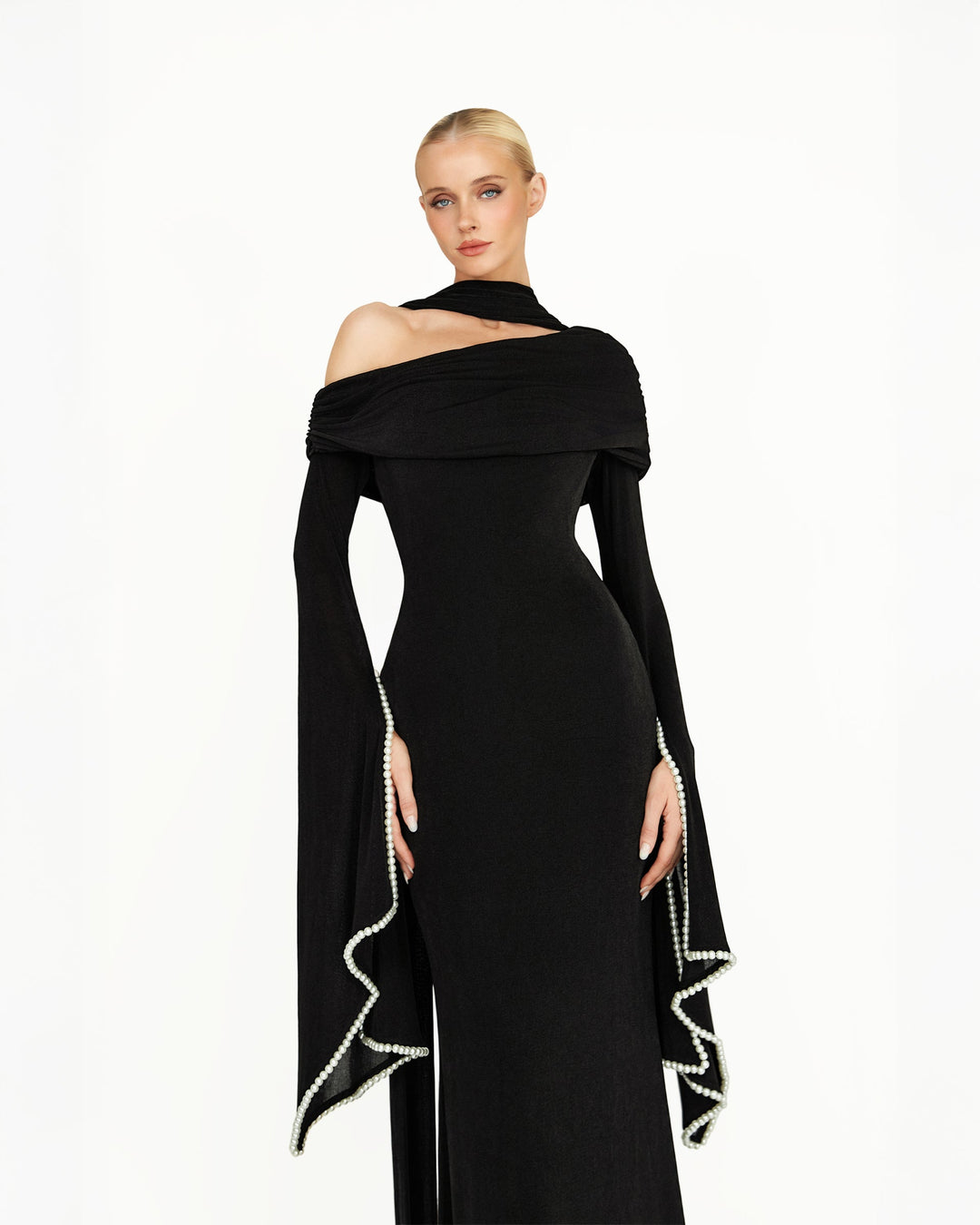 فستان سهرة عمودي بأكمام واسعة مكشوفة الكتفين مزين باللؤلؤ – نواريل