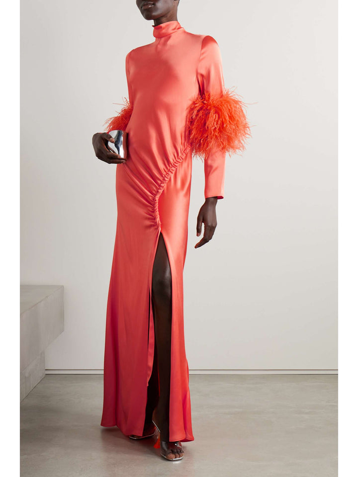 فستان ساتان بأكمام من الريش وشق مكشكش – إيميرالد فلير