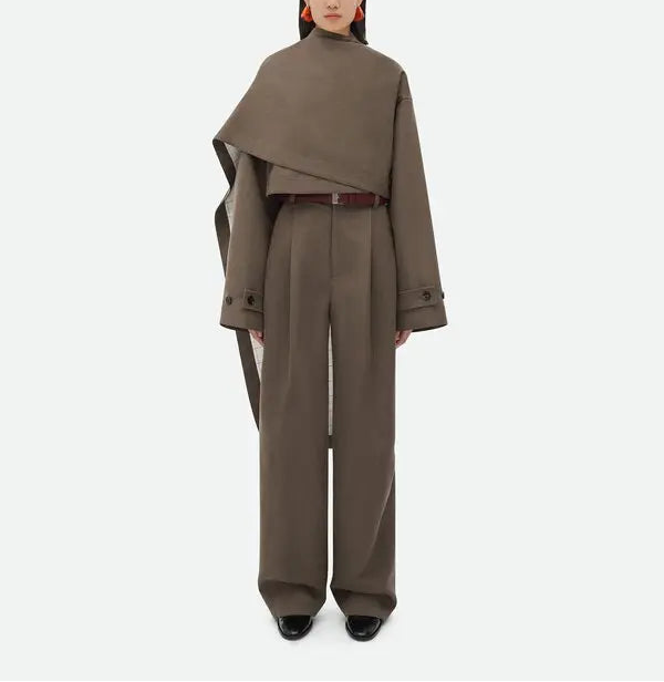 بدلة مصممة خصيصًا بأزرار ذهبية – مارون