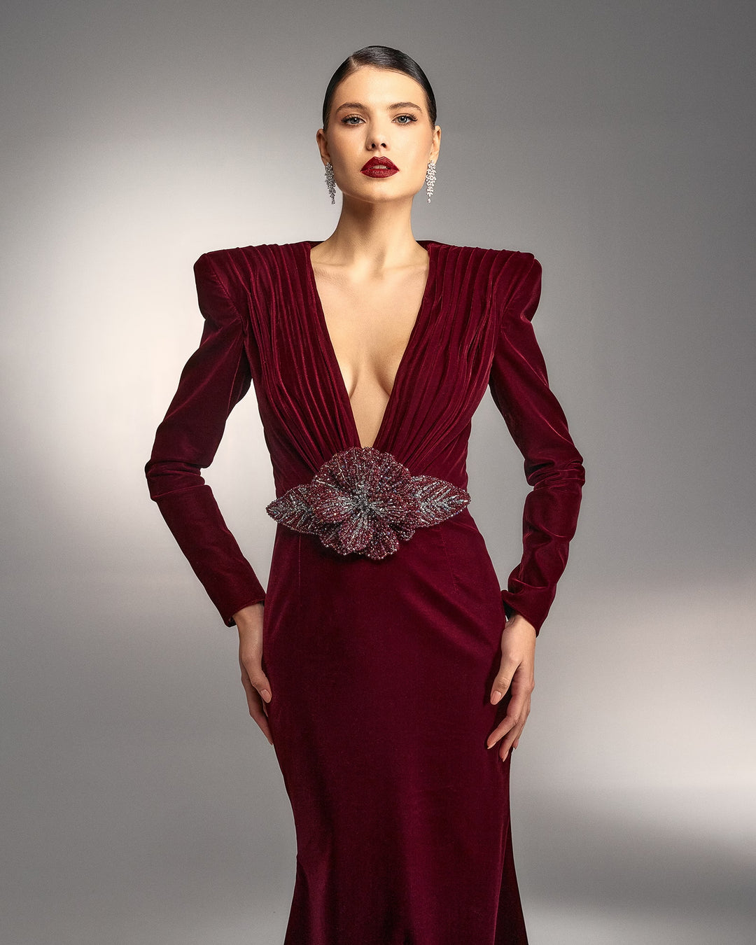 فستان مخملي مزين بزهرة كريستالية – روبينا