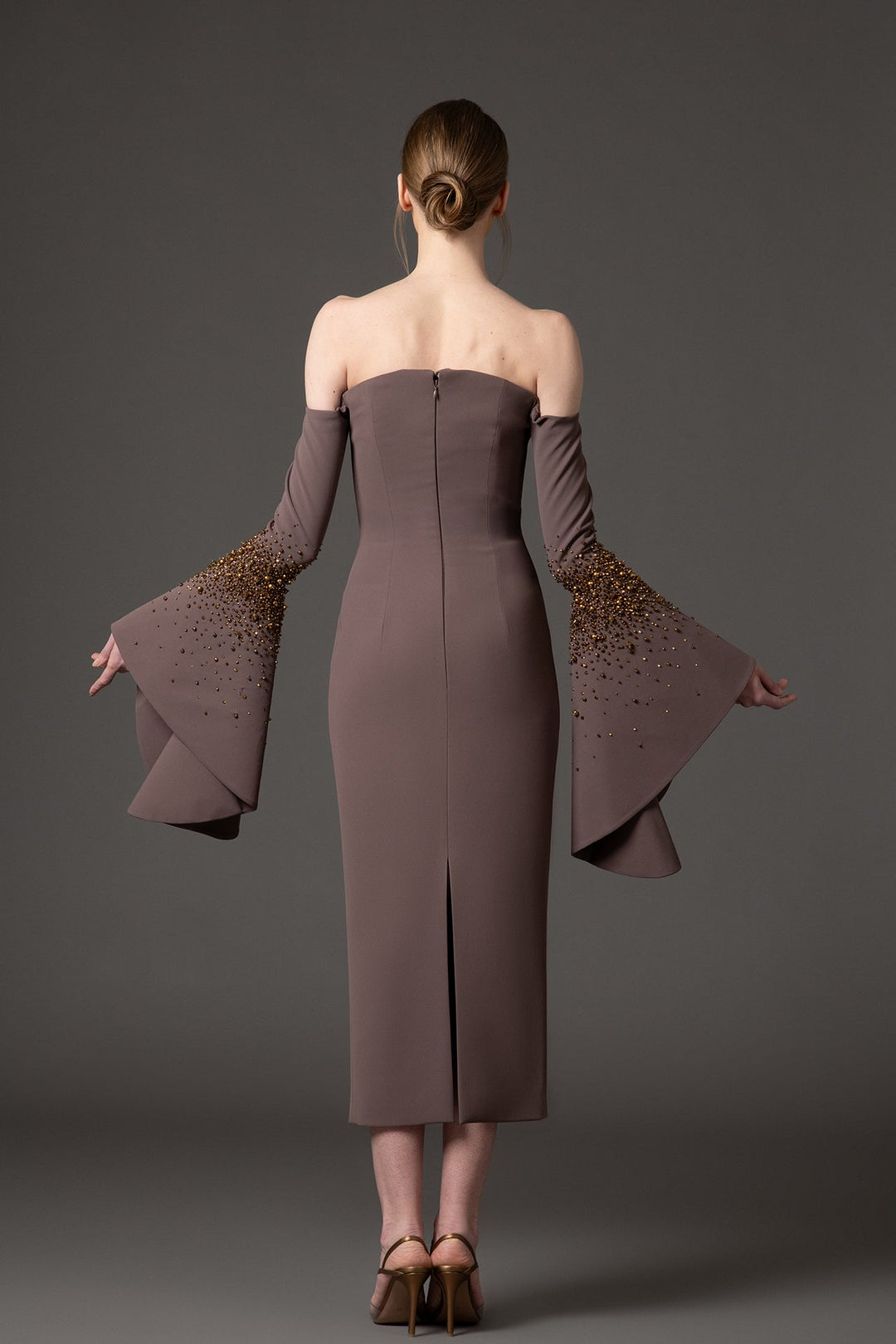 فستان عمودي مكشوف الكتفين بأكمام واسعة مزينة – أمبريا