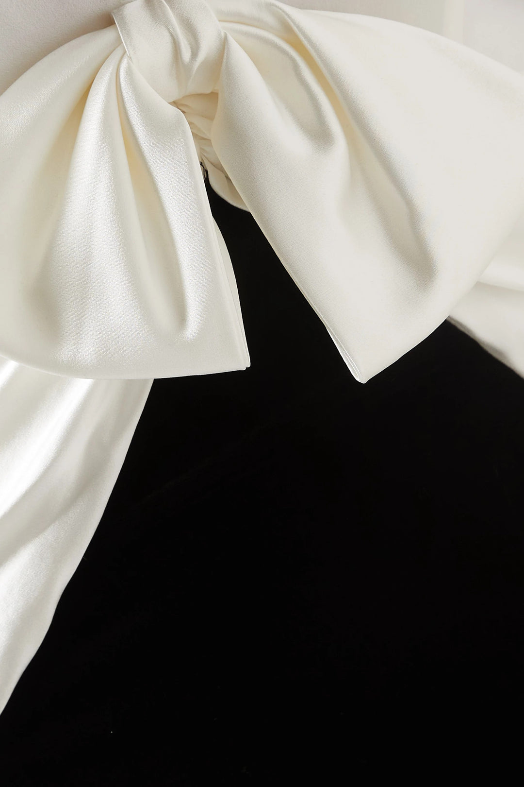 فستان مخملي بفتحة رقبة على شكل فيونكة ساتان – كارمن