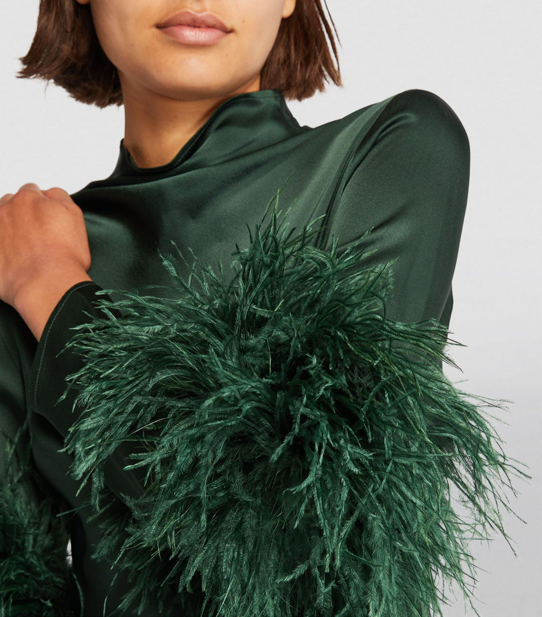 فستان ساتان بأكمام من الريش وشق مكشكش – إيميرالد فلير