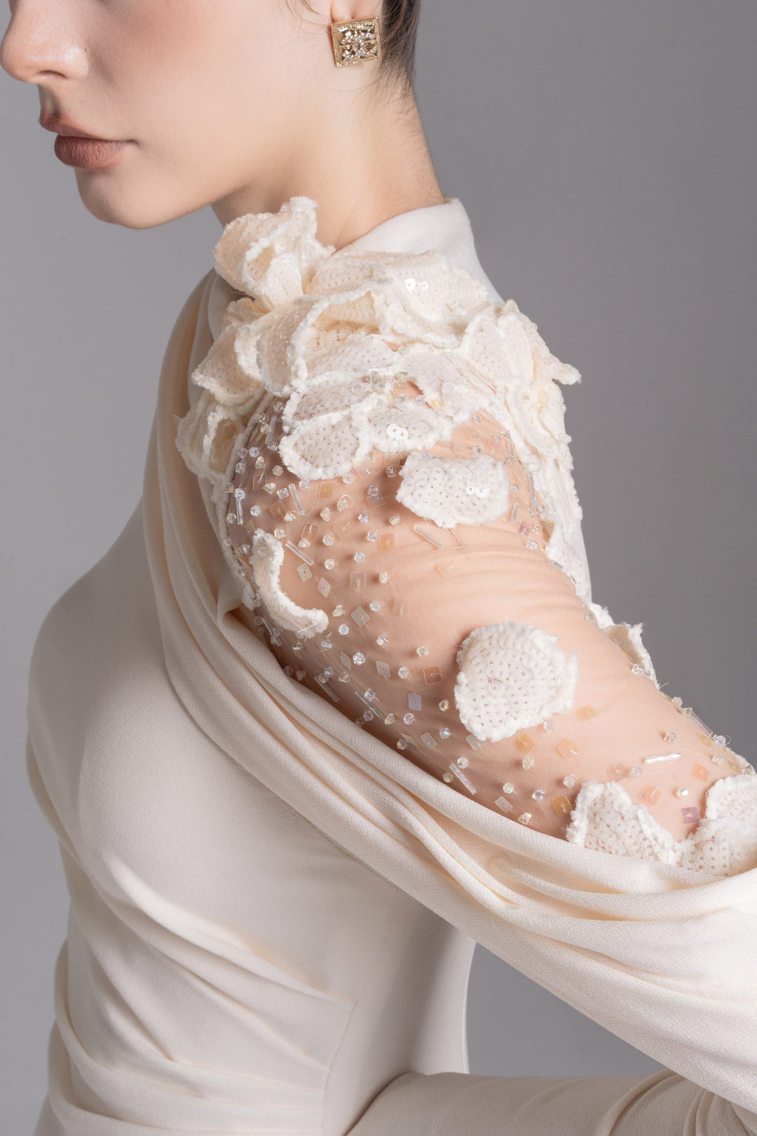 فستان مزين غير متماثل على الكتف – موسيقى ليلية