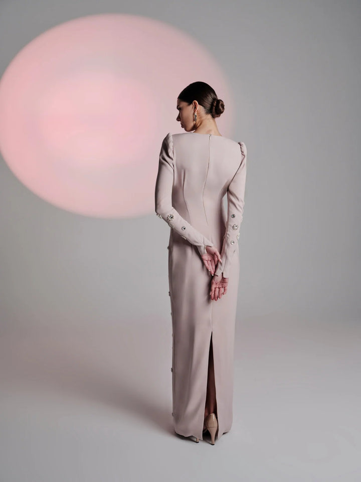 فستان سهرة طويل الأكمام مزين بتطريزات أنيقة – لونارا