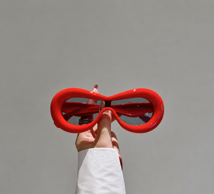 Rechteckige Sonnenbrille mit einem Rahmen mit geometrischen Akzenten - Lrtia 