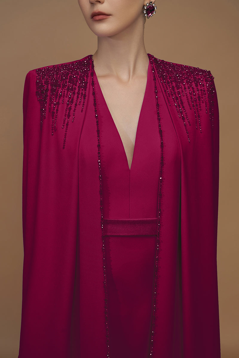 فستان كيب مطرز بالخرز مع فتحة رقبة منخفضة – روبينا