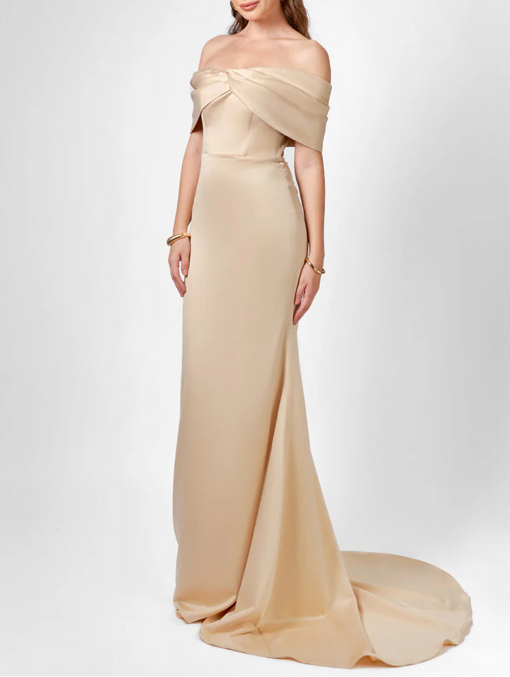 فستان ساتان مكشوف الكتفين مع فتحة رقبة مطوية – الشمبانيا