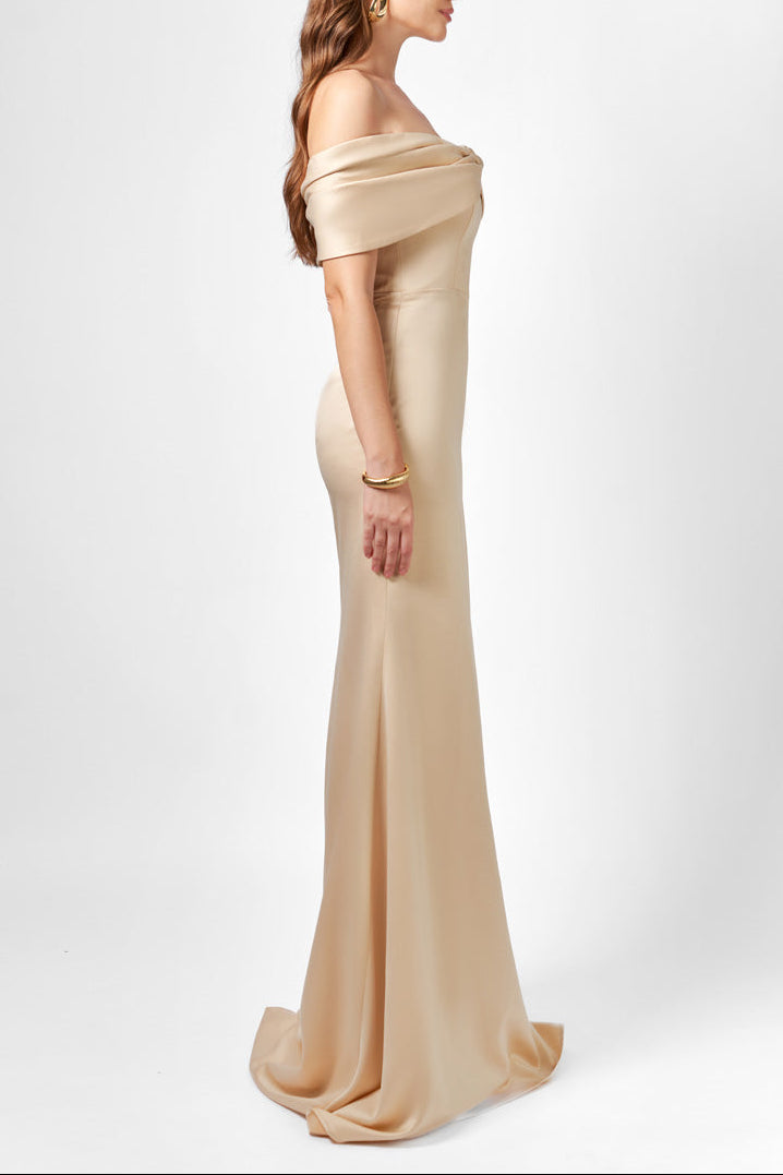 فستان ساتان مكشوف الكتفين مع فتحة رقبة مطوية – الشمبانيا