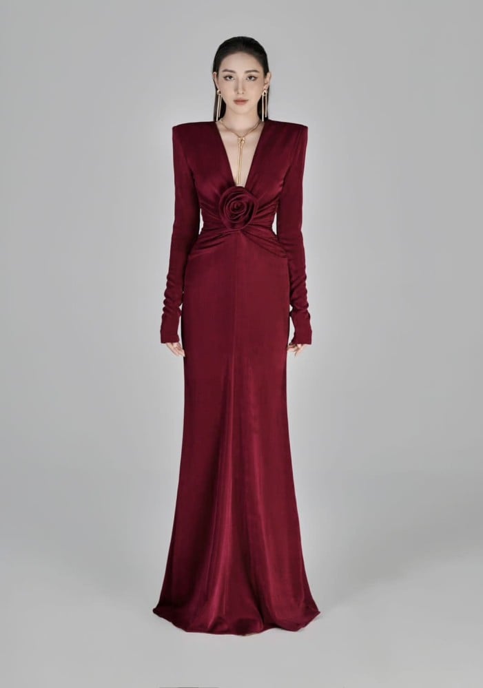 sculpted velvet gown with rosette detail – RUBINA