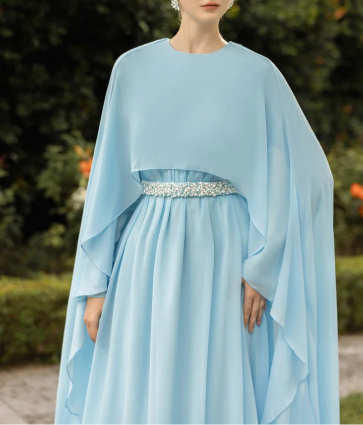 فستان كيب متدفق مع خصر مزخرف - بلوسوم