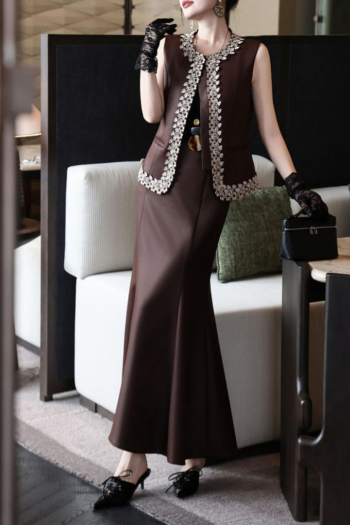 فستان بدون أكمام مُفصّل مع صدرية مُزخرفة مفتوحة من الأمام – داريا