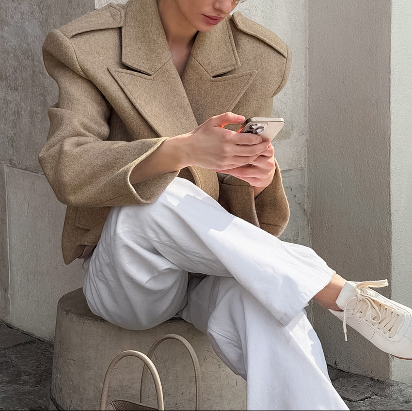 بدلة مصممة خصيصًا بأزرار ذهبية – مارون