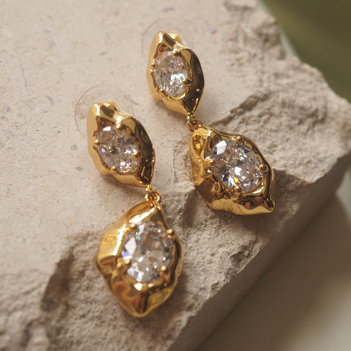 أقراط ذهبية متدلية مع لمسات من الكريستال – أوروراندي