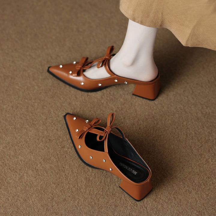 حذاء ميول مدبب بحزام فيونكة مرصع بالمسامير – نوراوتي