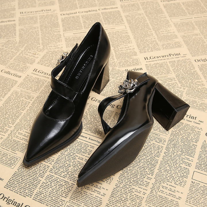 حذاء بكعب سميك بمقدمة مدببة وحزام مزين بالزهور – كاميلاكلي