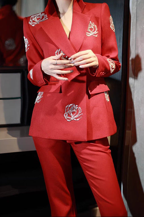 بدلة بليزر مصممة خصيصًا مع تطريز كريستالي زهري - أحمر الشفاه