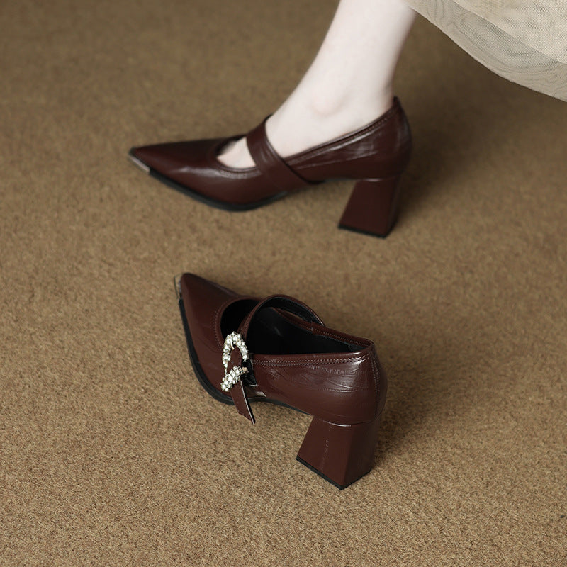 حذاء بكعب سميك بمقدمة مدببة وإبزيم كريستالي - فيفياندا