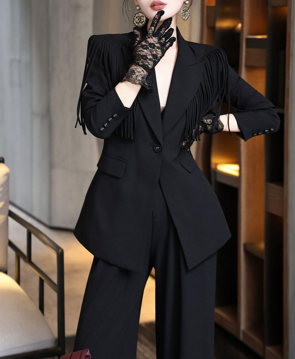 بدلة بليزر منظمة مع هامش مميز – الغراب