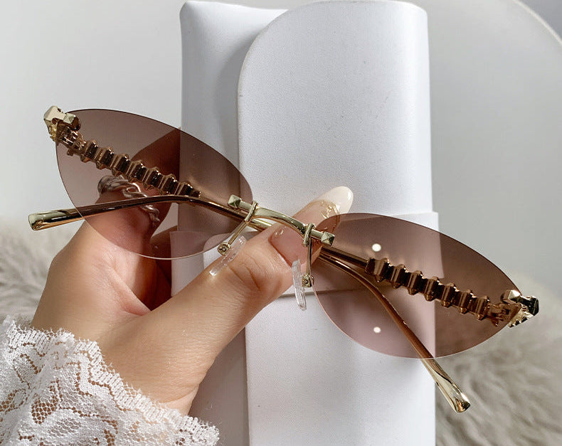 Ohrringe mit zweilagiger Textur und graviertem Detail – Akoma 