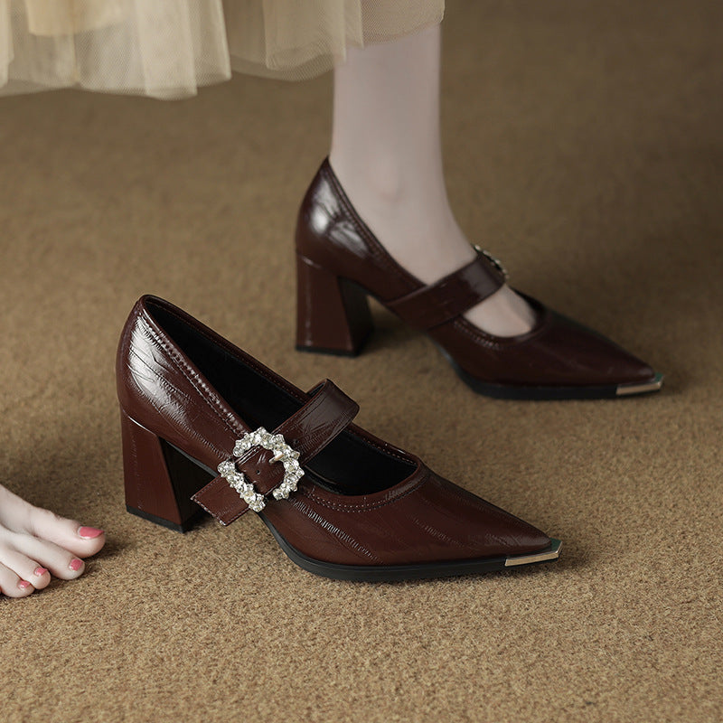 حذاء بكعب سميك بمقدمة مدببة وإبزيم كريستالي - فيفياندا