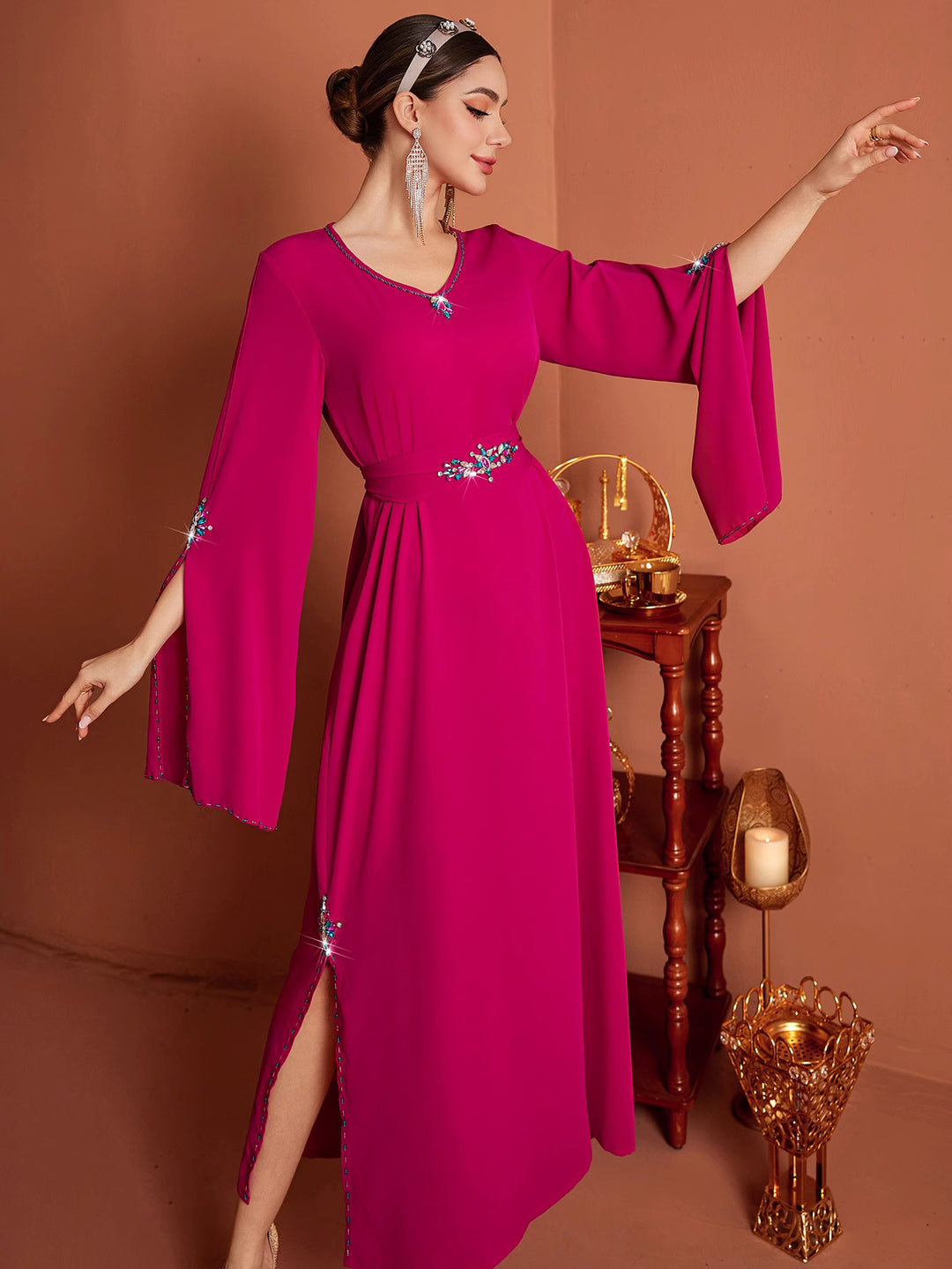 فستان بأكمام واسعة وخصر مرصع بالجواهر - أميرزا