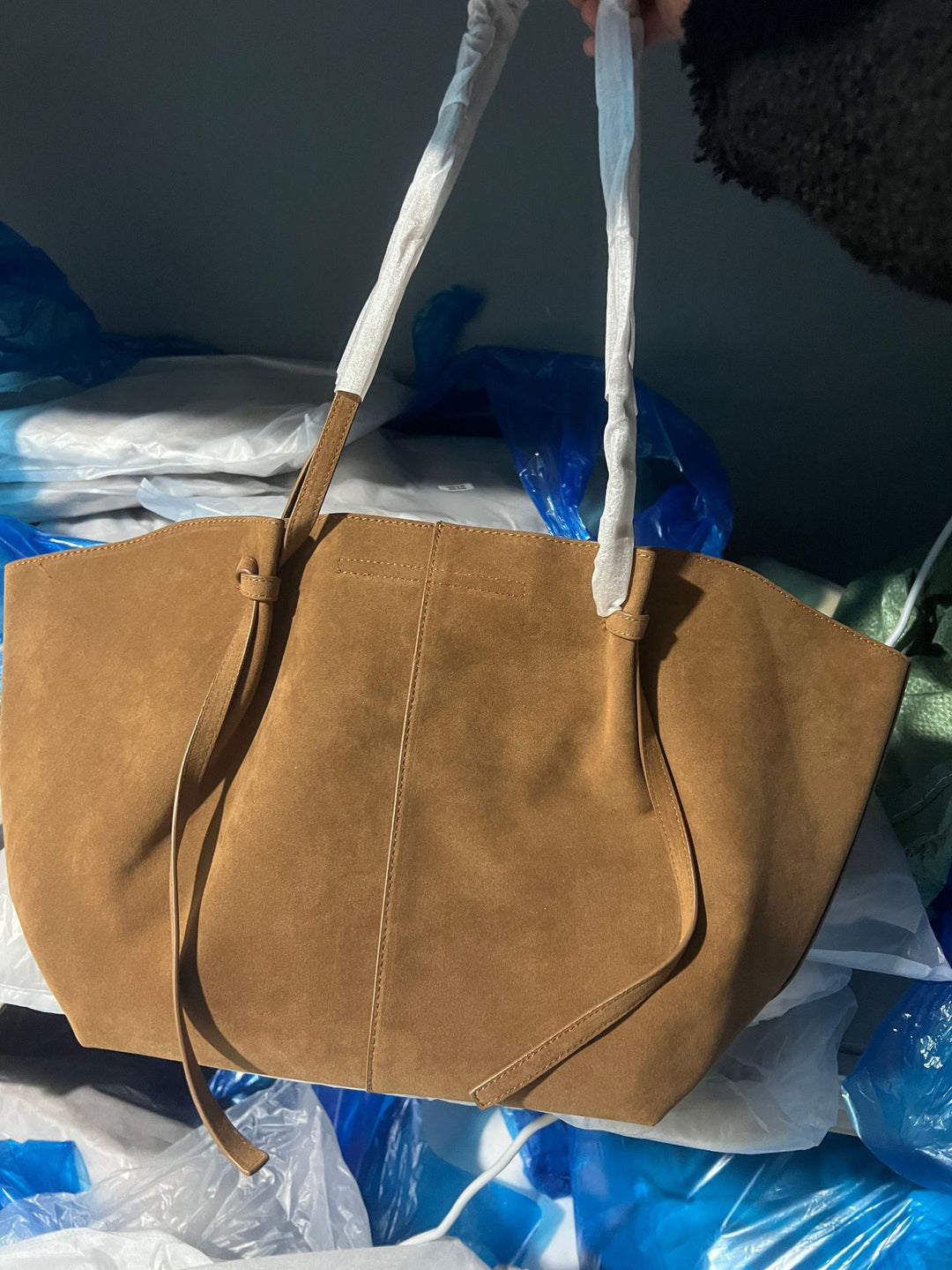 بلوزة مخملية بأكمام طويلة وياقة مزينة – تامر