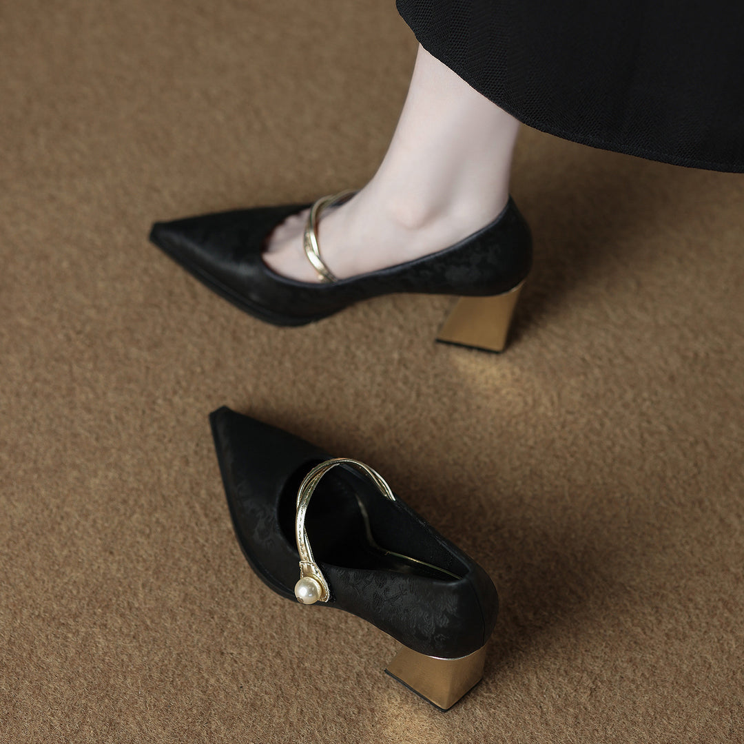 حذاء بكعب عريض برباط وتشطيب من جلد السويد - نويرفا