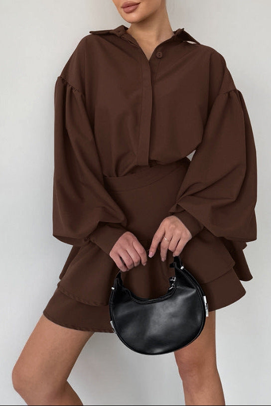 طقم بلوزة بأكمام منفوخة وتنورة قصيرة مكشكشة – كاكاو