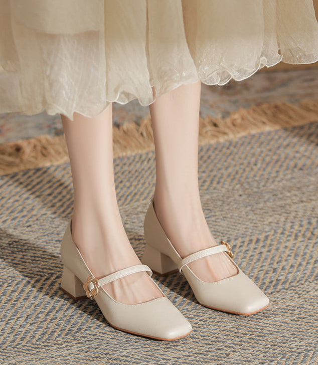 حذاء بكعب عريض مع حزام بإبزيم مزهر – كاميلروي