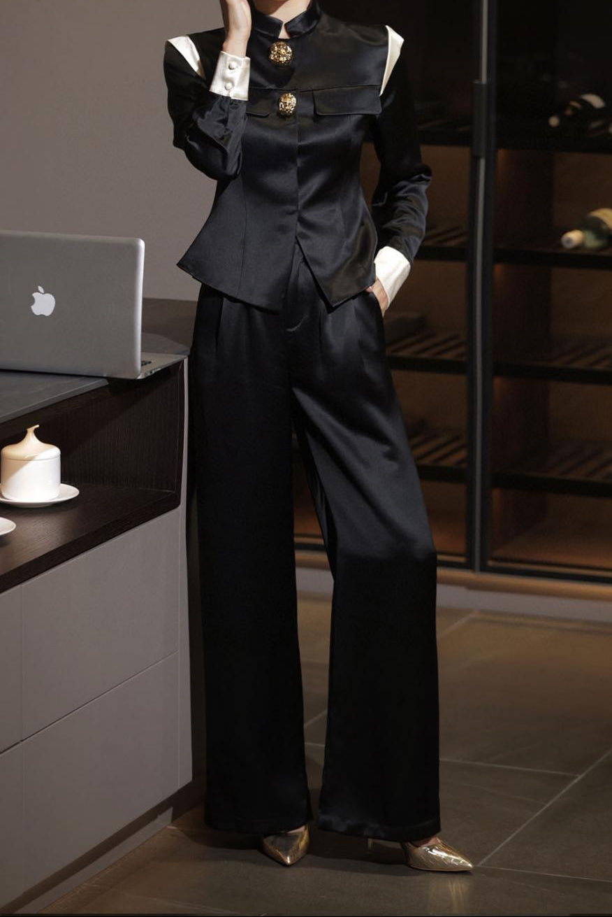 بدلة مصممة من الساتان بأكتاف منظمة – أوريليا