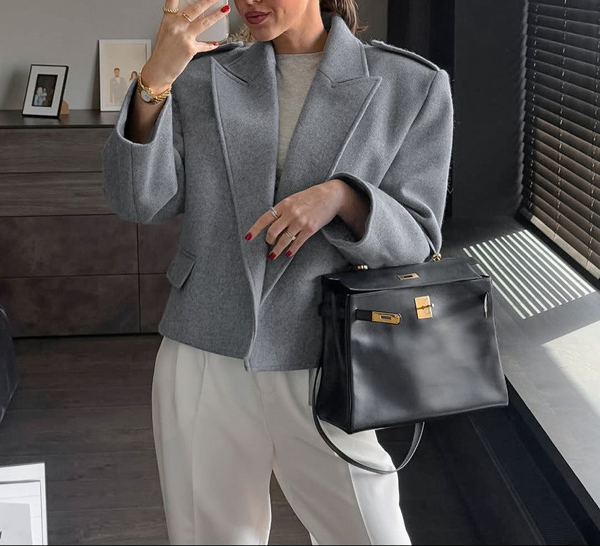 بدلة مصممة خصيصًا بأزرار ذهبية – مارون