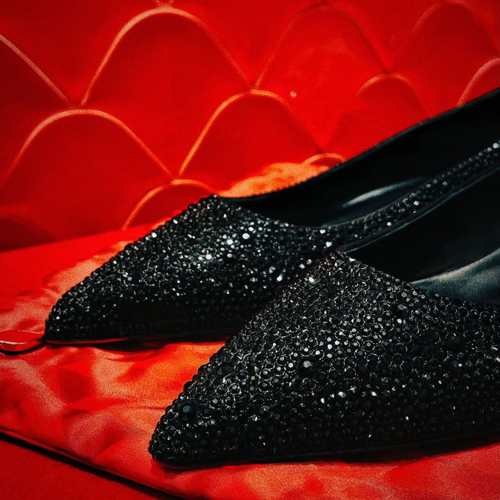 حذاء مسطح مدبب مزين بالكريستال – أريازفو