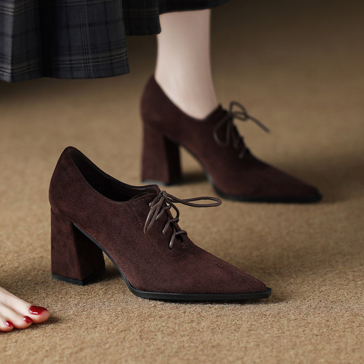 حذاء بكعب عريض برباط وتشطيب من جلد السويد - نويرفا