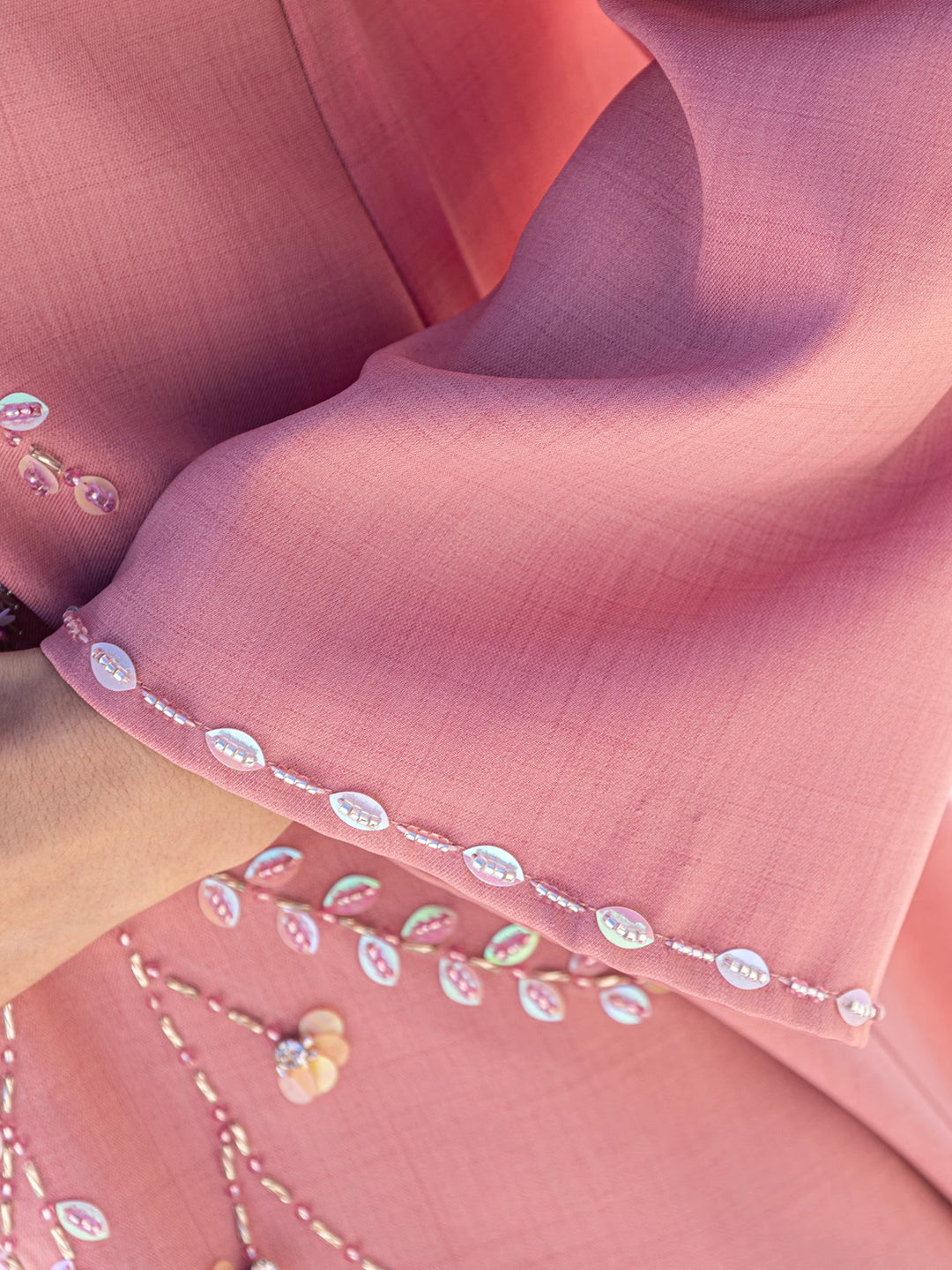 فستان عمودي بأكمام طويلة ورقبة مزينة - ليلازي