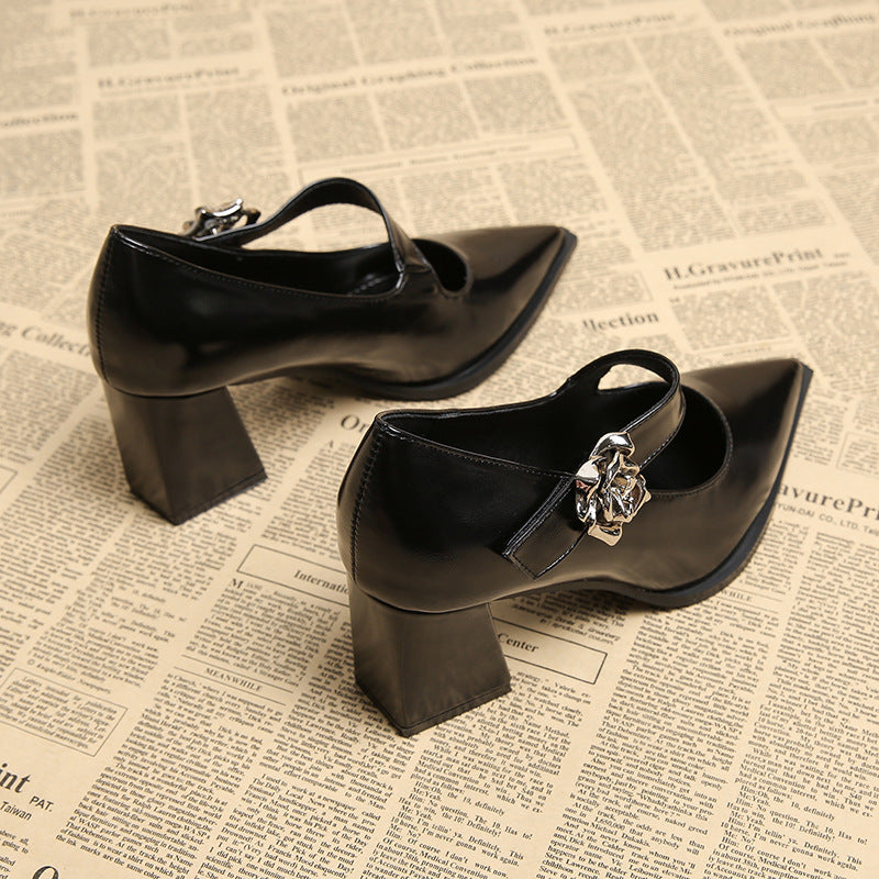 حذاء بكعب سميك بمقدمة مدببة وحزام مزين بالزهور – كاميلاكلي