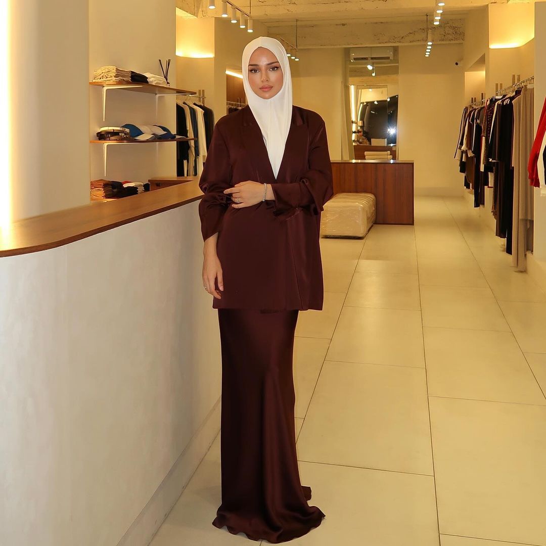 طقم بليزر ساتان وبنطال واسع الساقين – أوليفيا