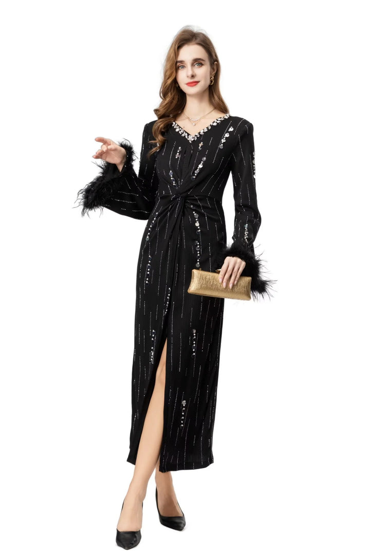 فستان مزخرف بفتحة وأكمام مزينة بالريش – فيفيانا