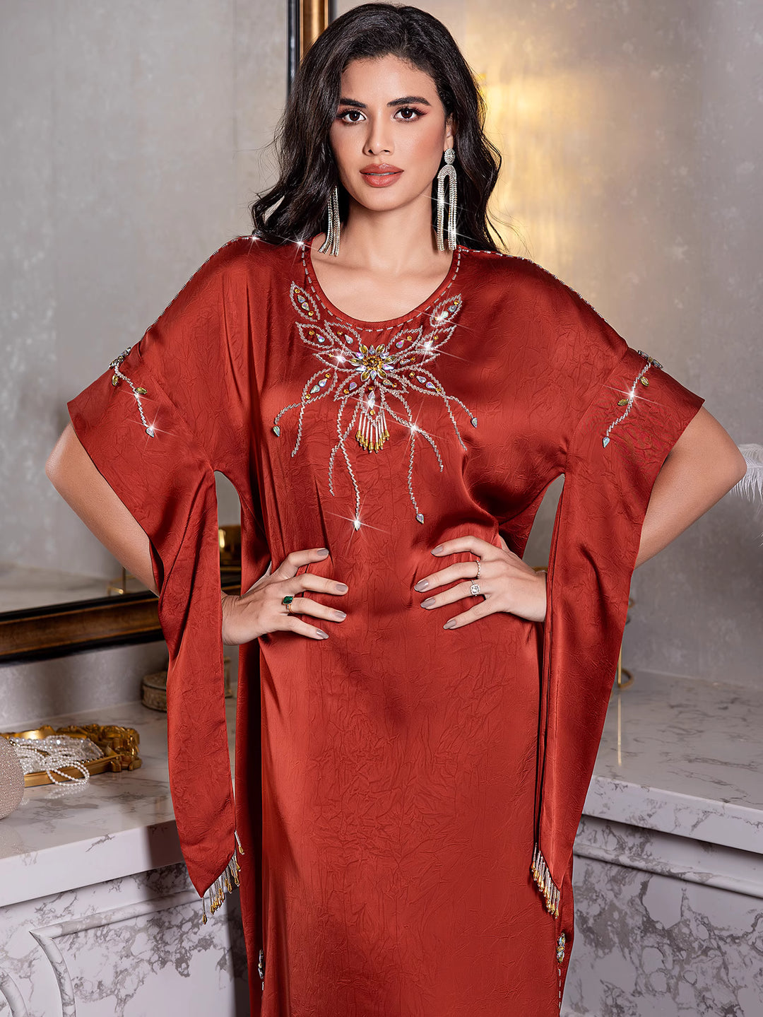 فستان ساتان بأكمام قصيرة ورقبة مزينة - زارازلو
