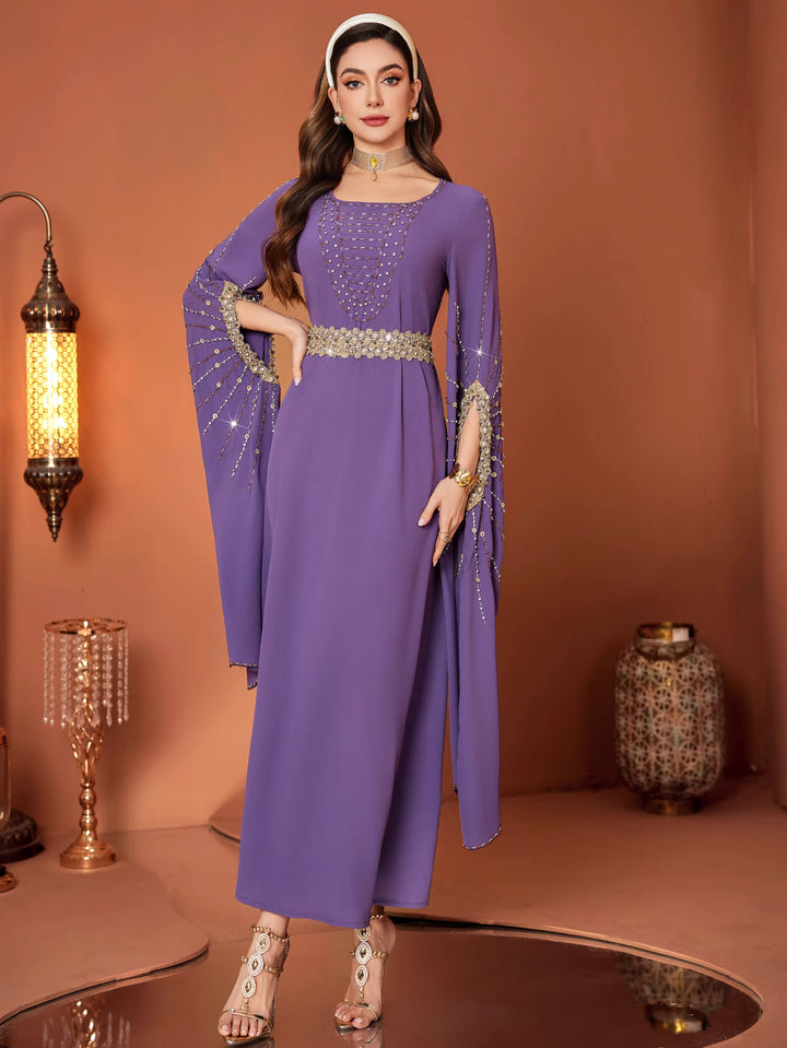 فستان بأكمام واسعة مزخرفة وحزام من الخرز - أميريكسا