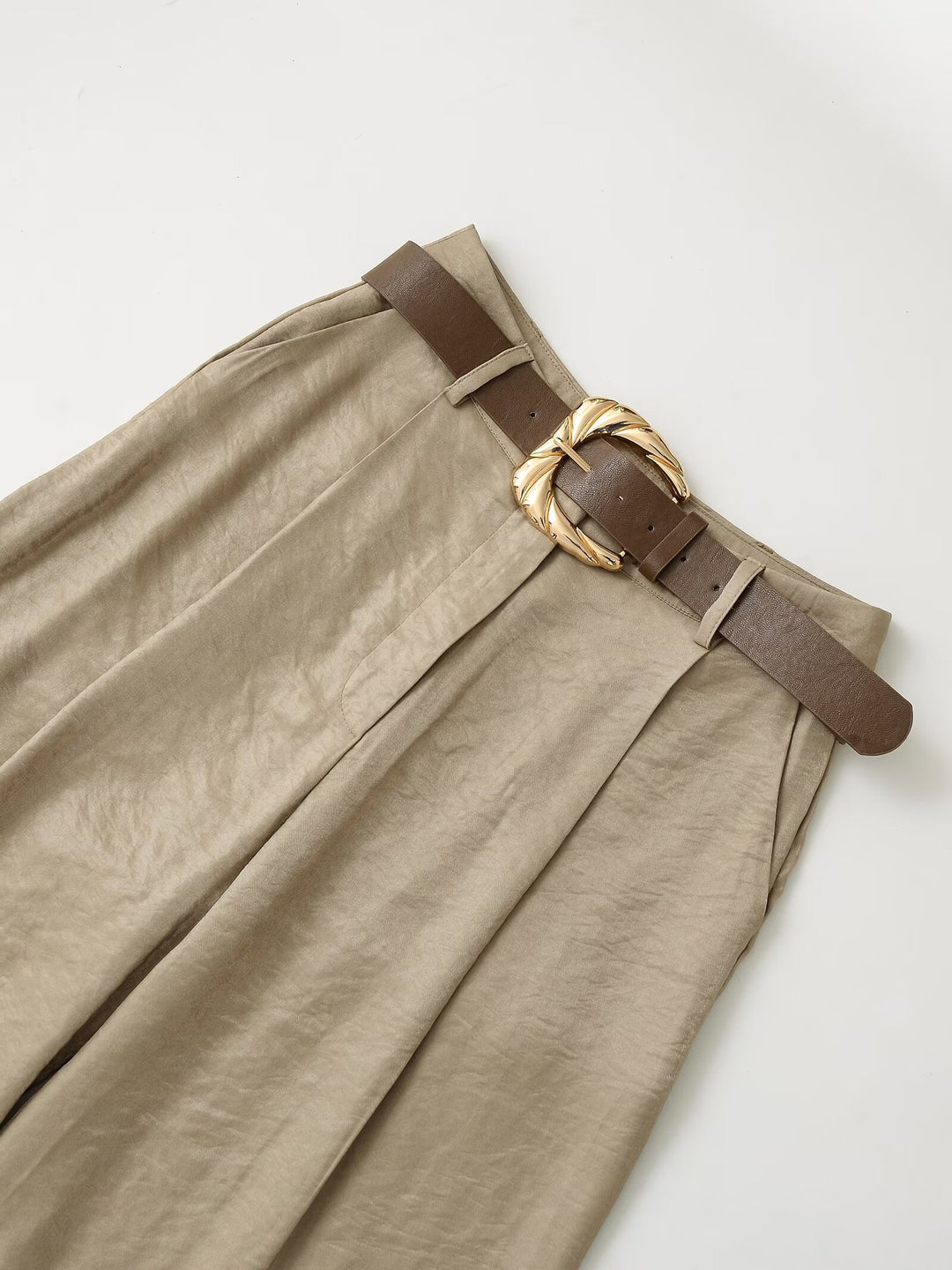 بدلة مصممة خصيصًا بأزرار ذهبية – مارون