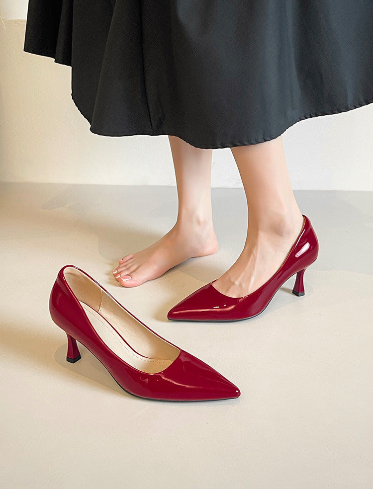 حذاء بكعب متوسط ​​ومقدمة مدببة من الجلد اللامع - لينابو