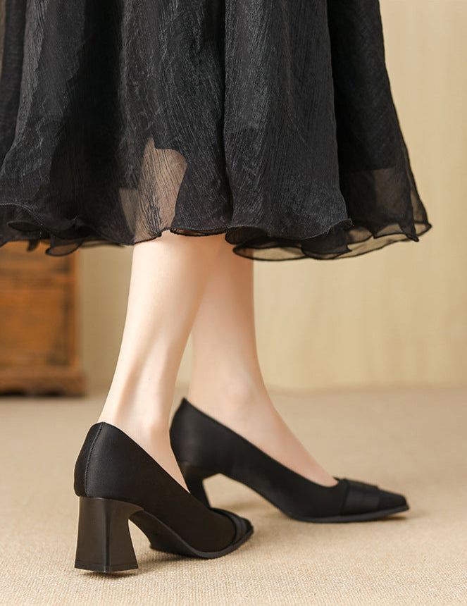 حذاء بكعب عريض مع شريط من الساتان – أريازلي