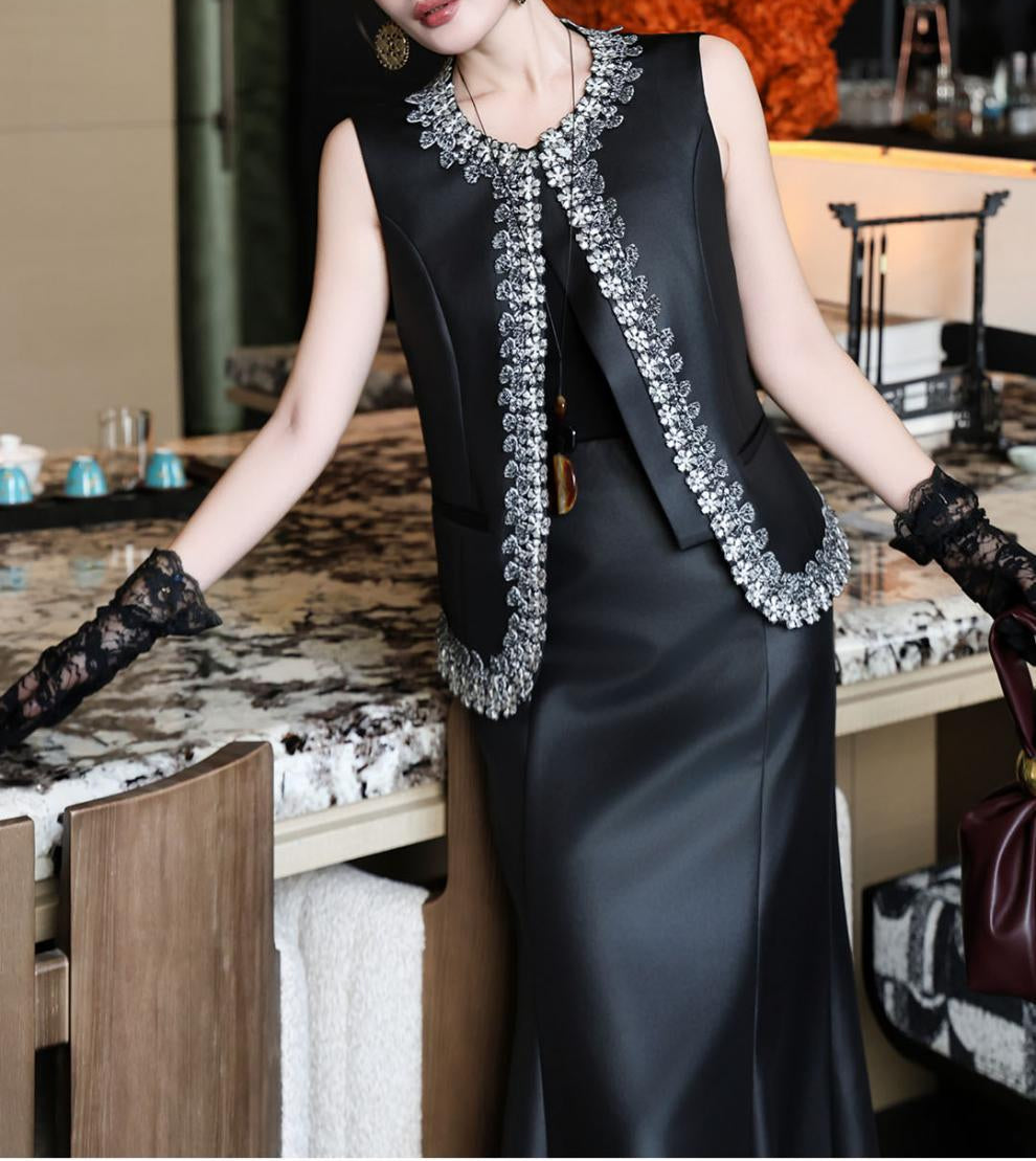 فستان بدون أكمام مُفصّل مع صدرية مُزخرفة مفتوحة من الأمام – داريا